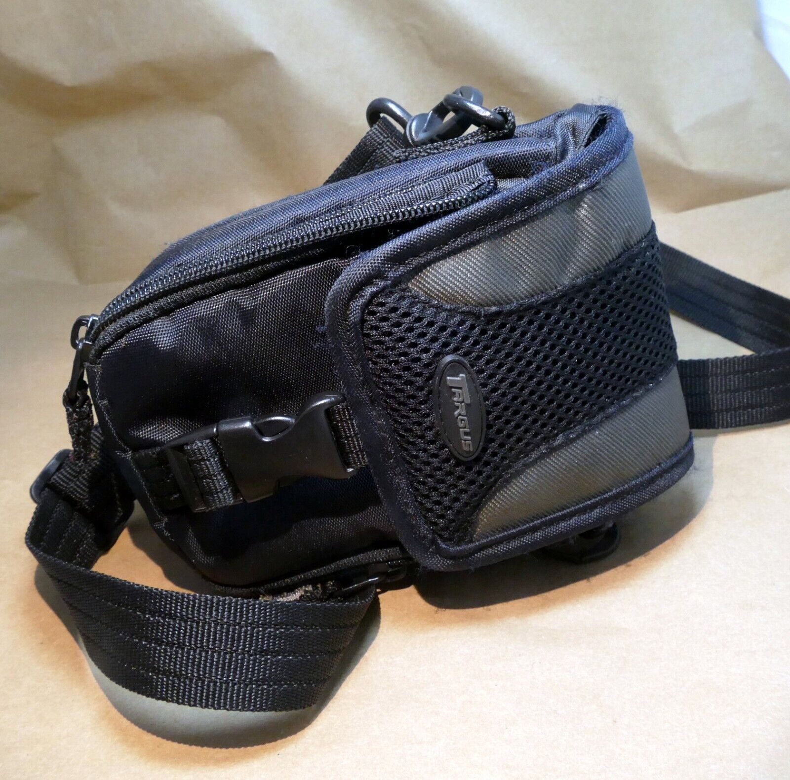 Targus digital camera messenger bag case with shoulder strap  black-gray