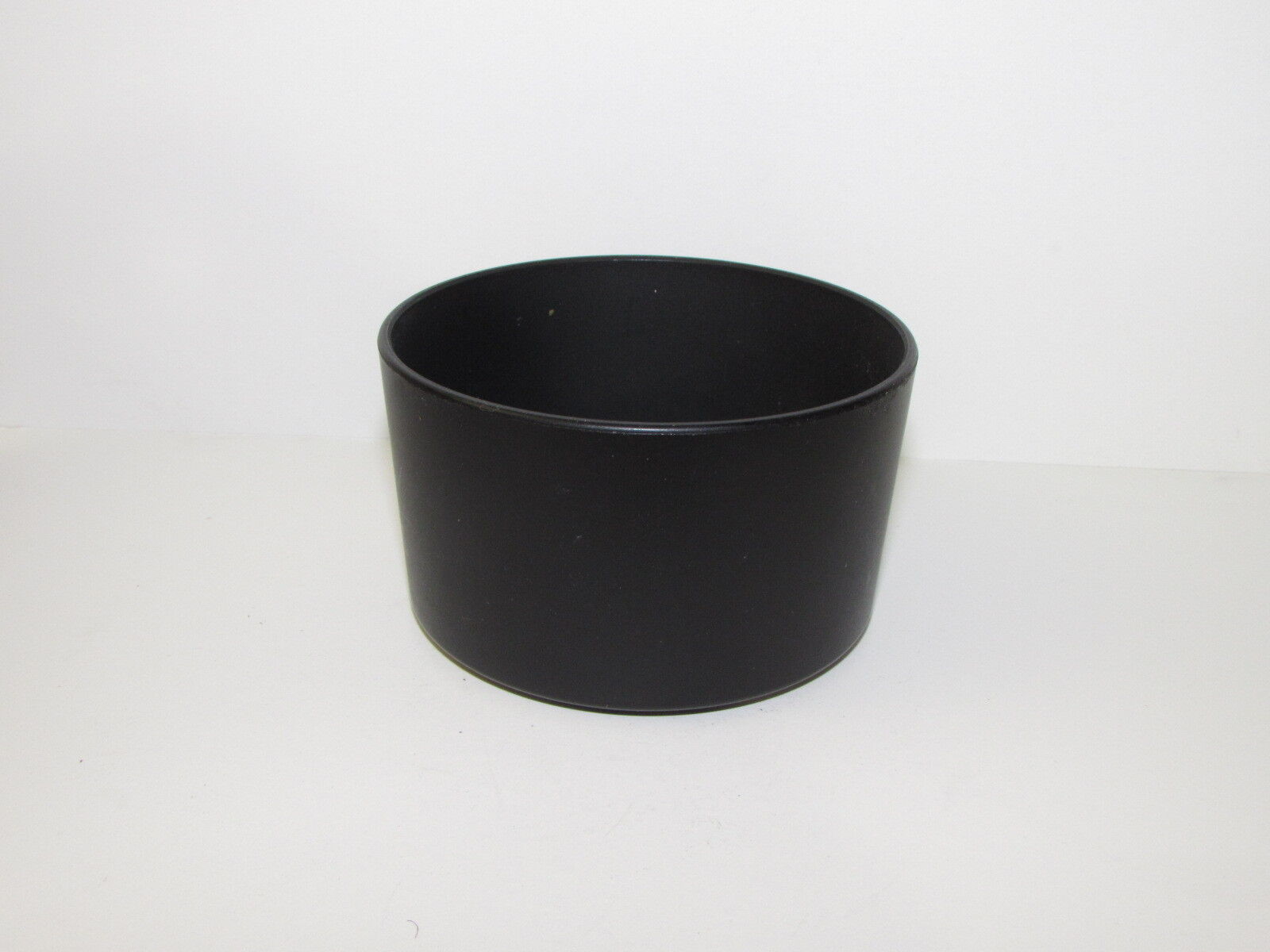 Used 62mm Twist on type plastic Lens Hood B10314