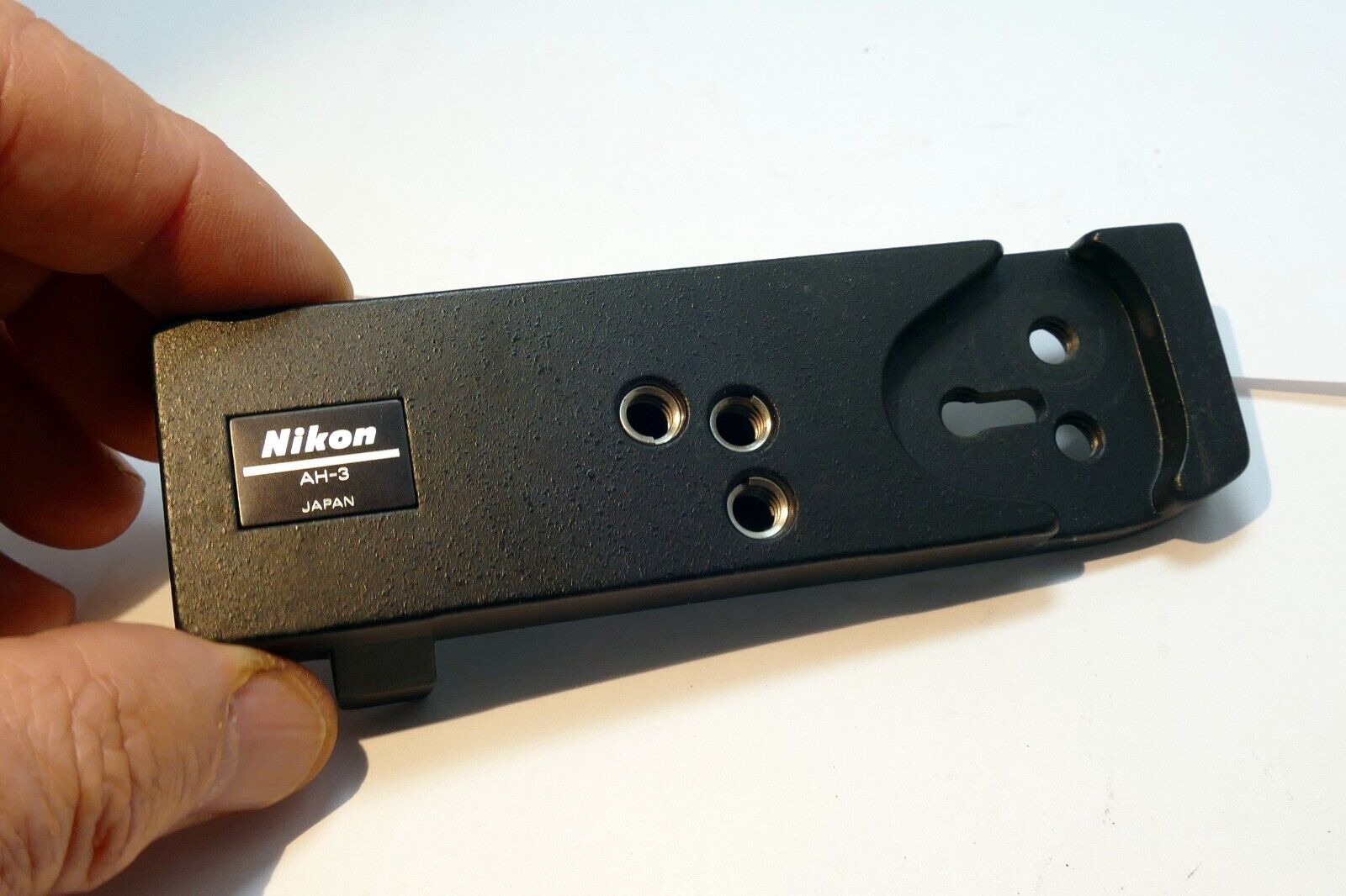 Nikon AH-3 Plate tripod for MD-4 adapter bracket - missing tripod screw