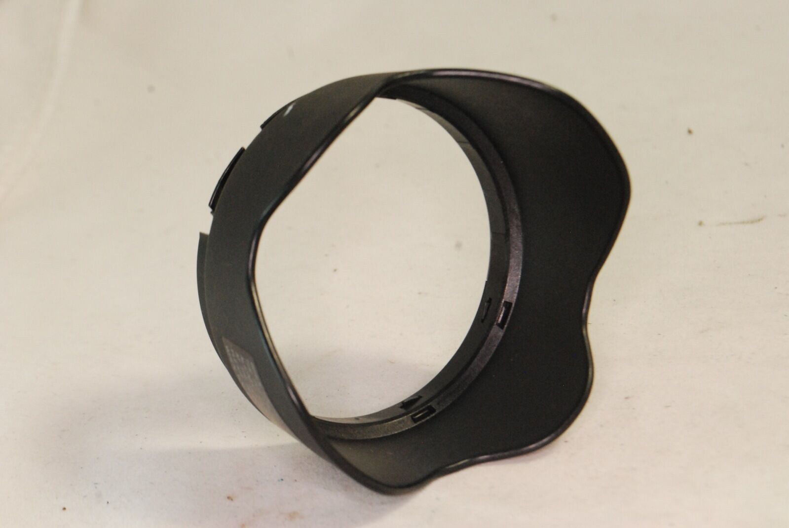 Unknown Brand Black Plastic Lens Hood 63-65mm Twist on type S3108035