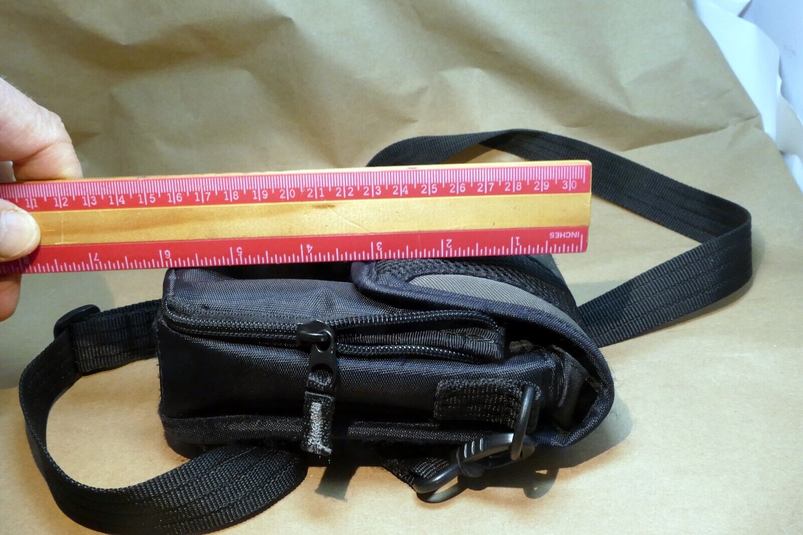 Targus digital camera messenger bag case with shoulder strap  black-gray