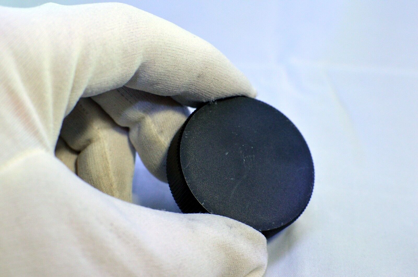 unknown brand rear lens cap for M42 universal  screw mount lenses vintage Black