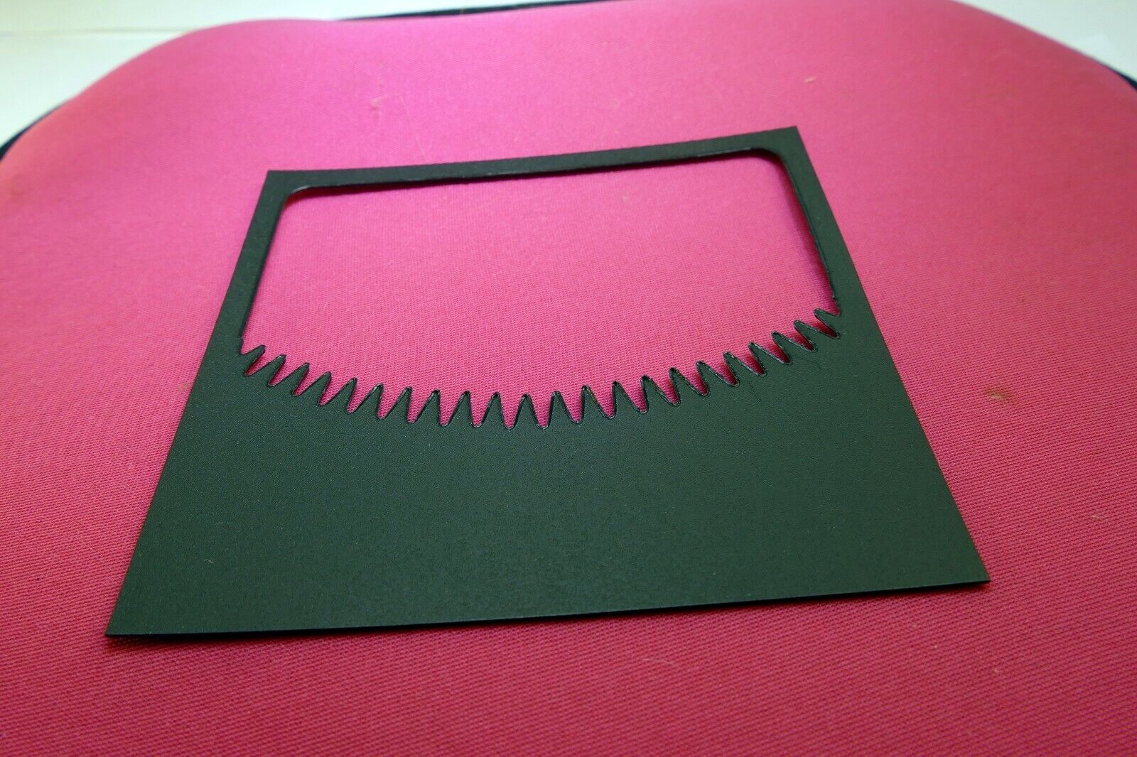 Lindahl 4.5" Bottom Frame Perforated Edge Arc Low key Portrait Vignette Mask