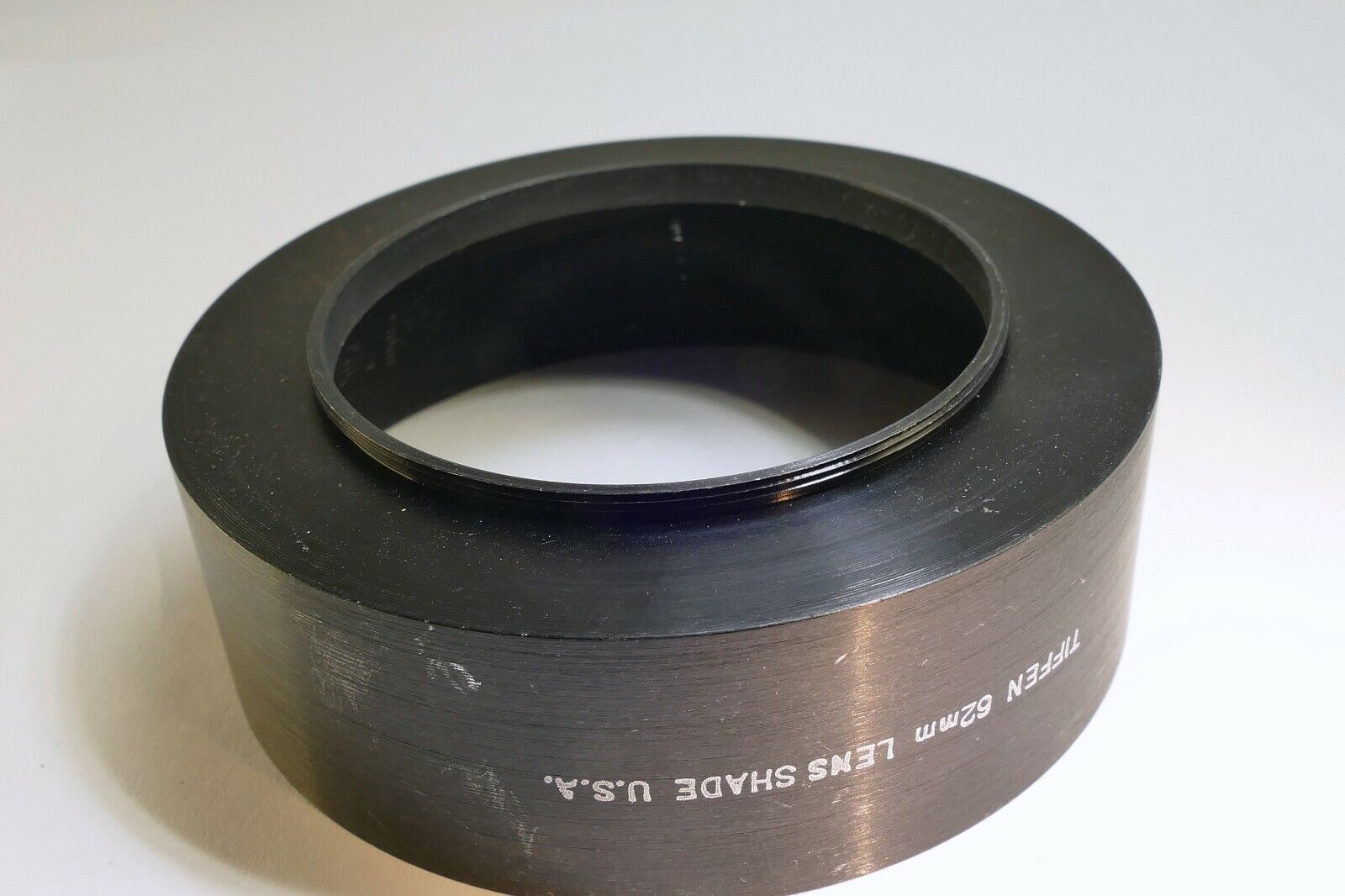 Tiffen 62  lens hood metal threaded screw in type