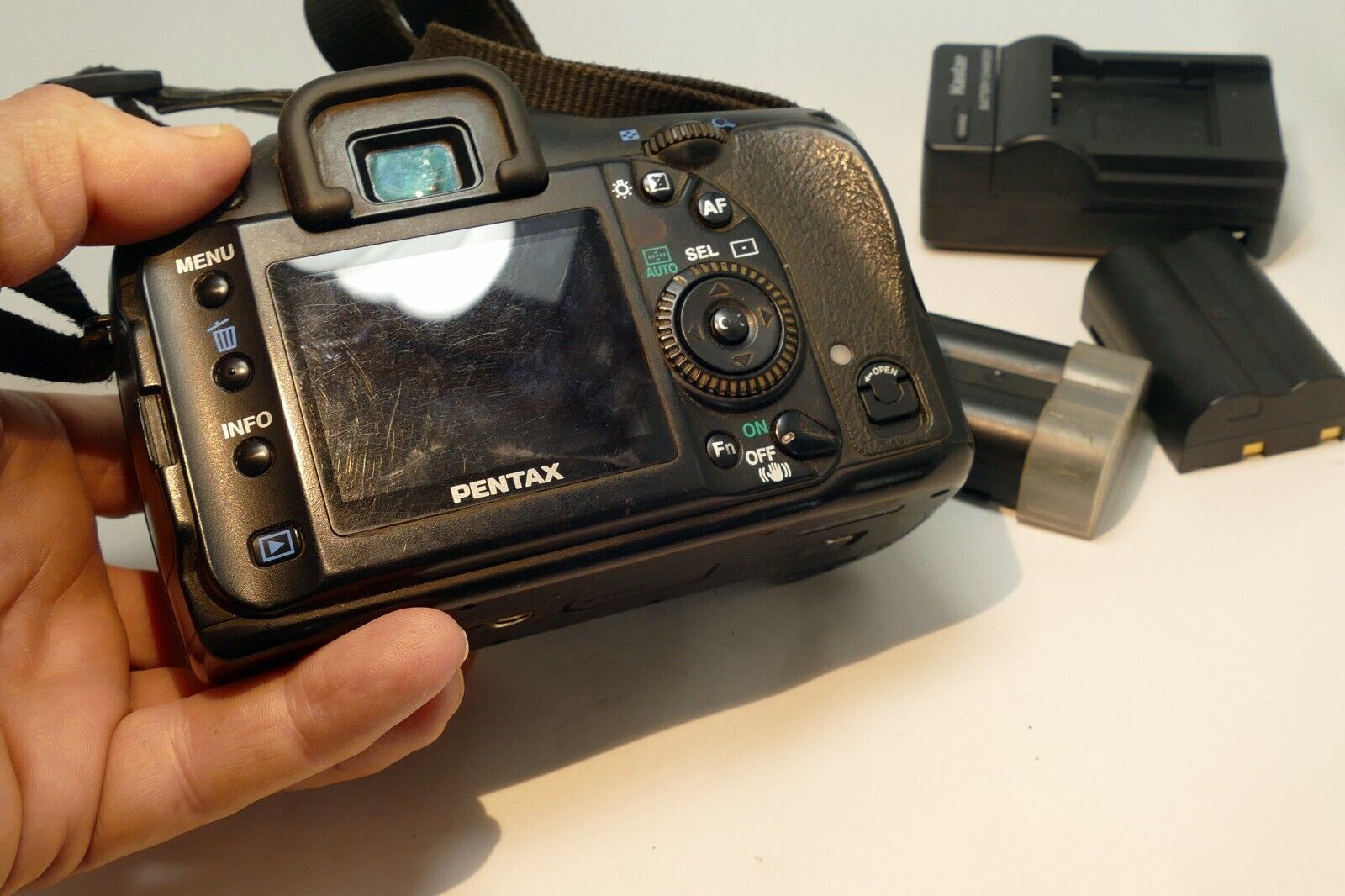 PENTAX Pentax K K10D 10MP Digital SLR Camera Body Only w/ charger battery