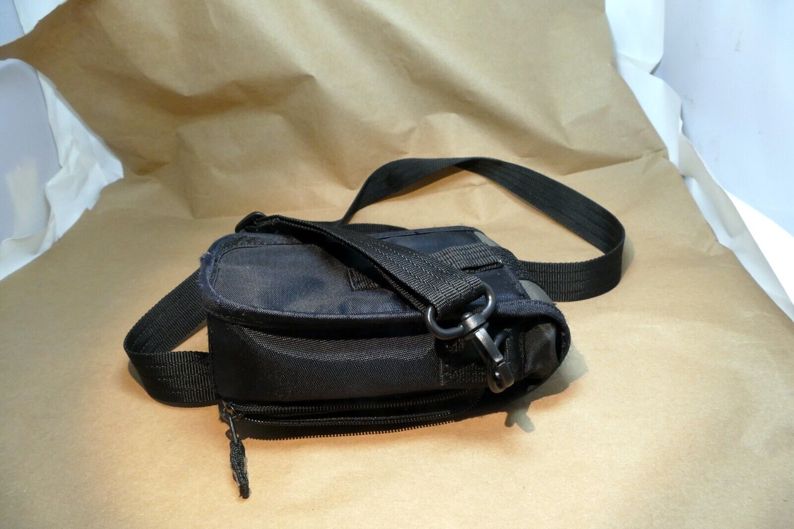 Targus digital camera messenger bag case with shoulder strap  black-gray