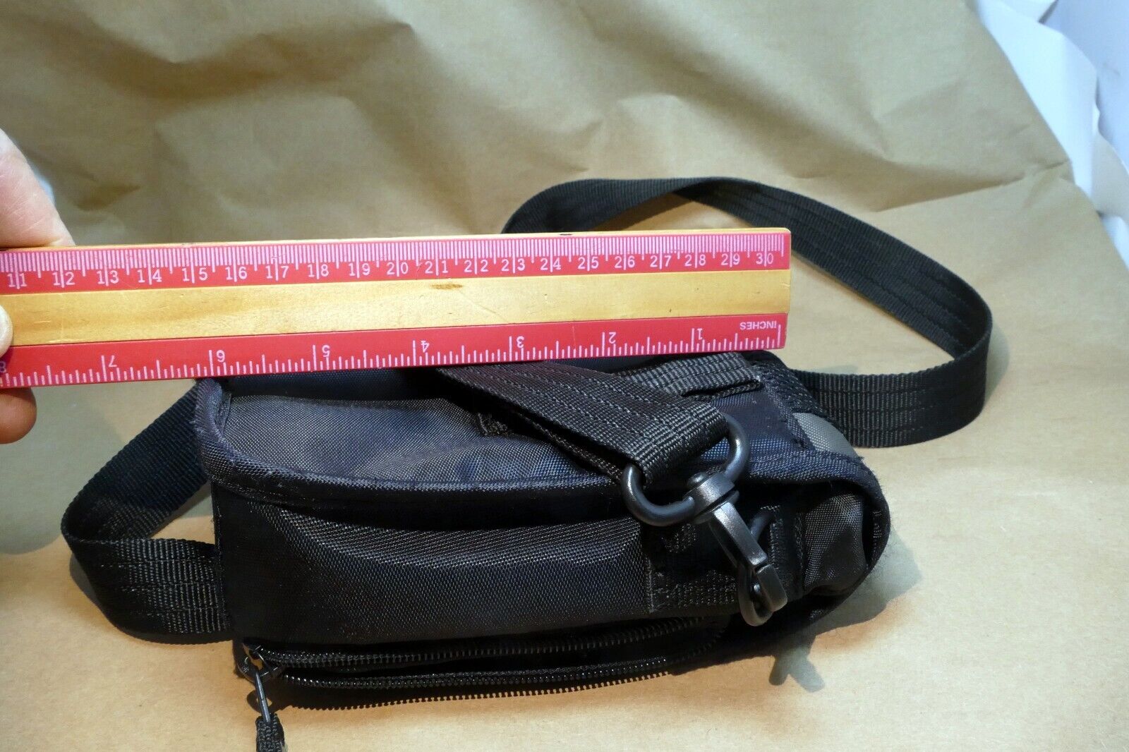 Targus digital camera messenger bag case with shoulder strap  black-gray