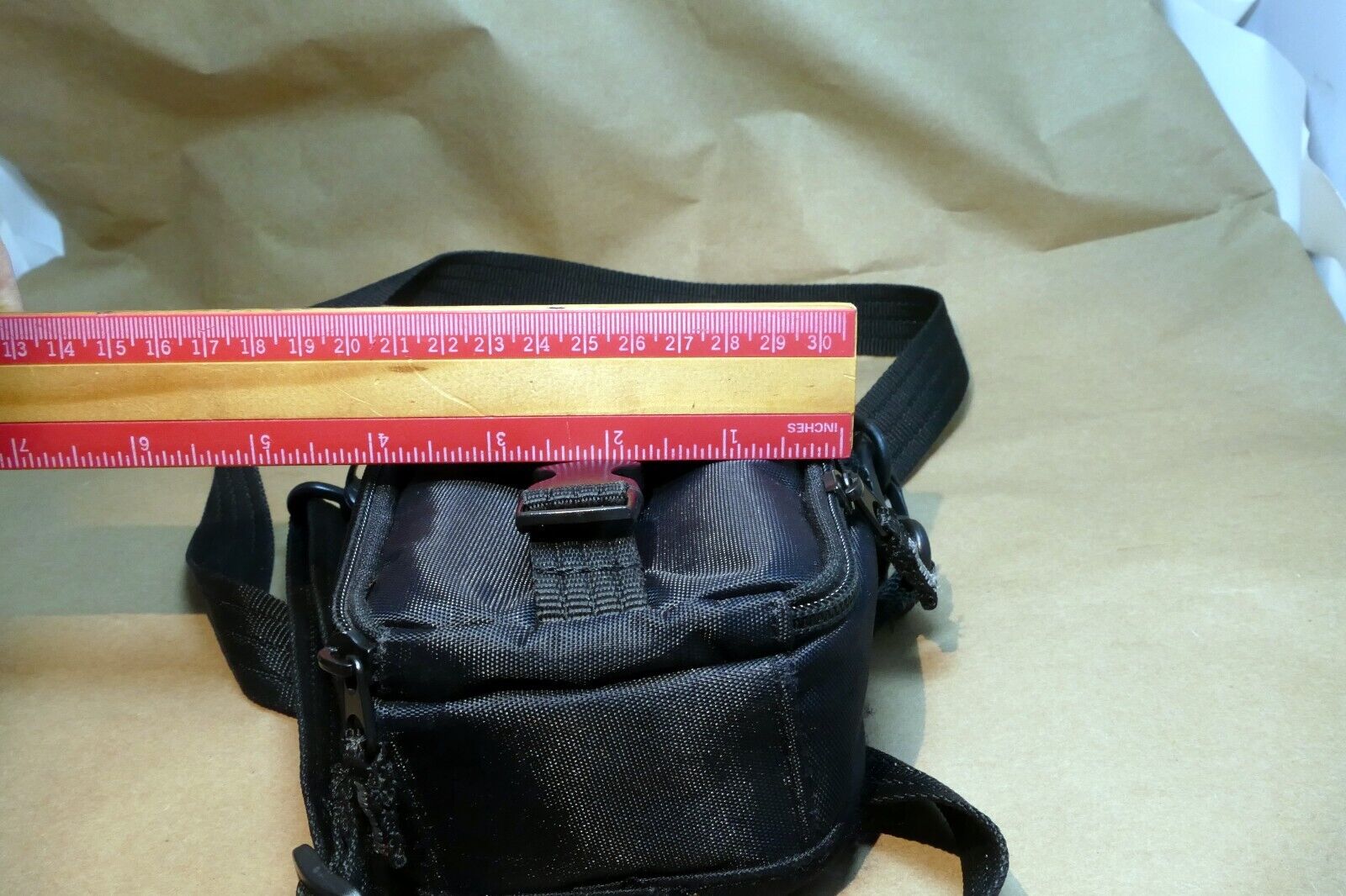 Targus digital camera messenger bag case with shoulder strap  black-gray