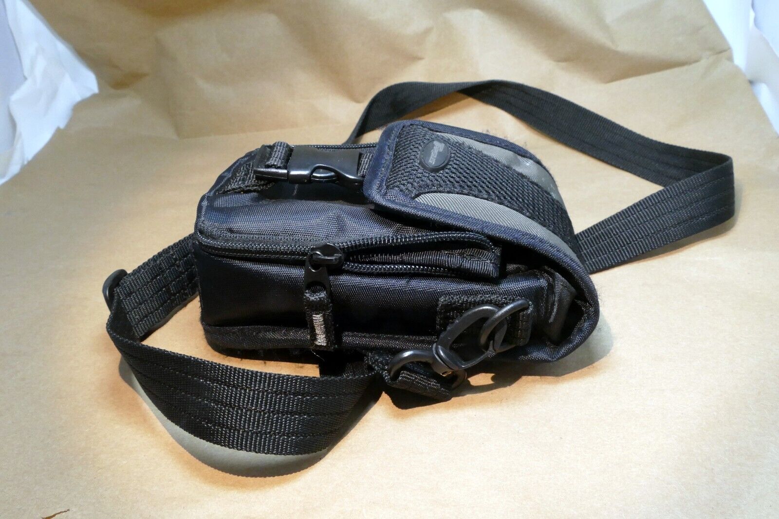 Targus digital camera messenger bag case with shoulder strap  black-gray