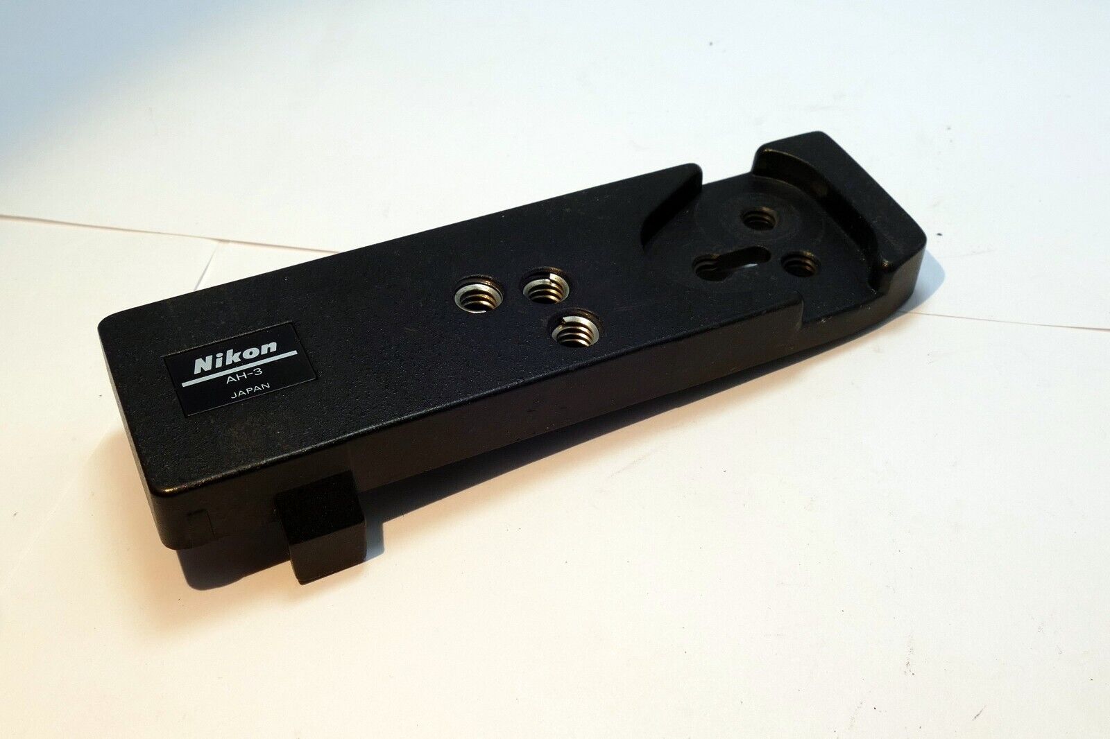 Nikon AH-3 Plate tripod for MD-4 adapter bracket - missing tripod screw