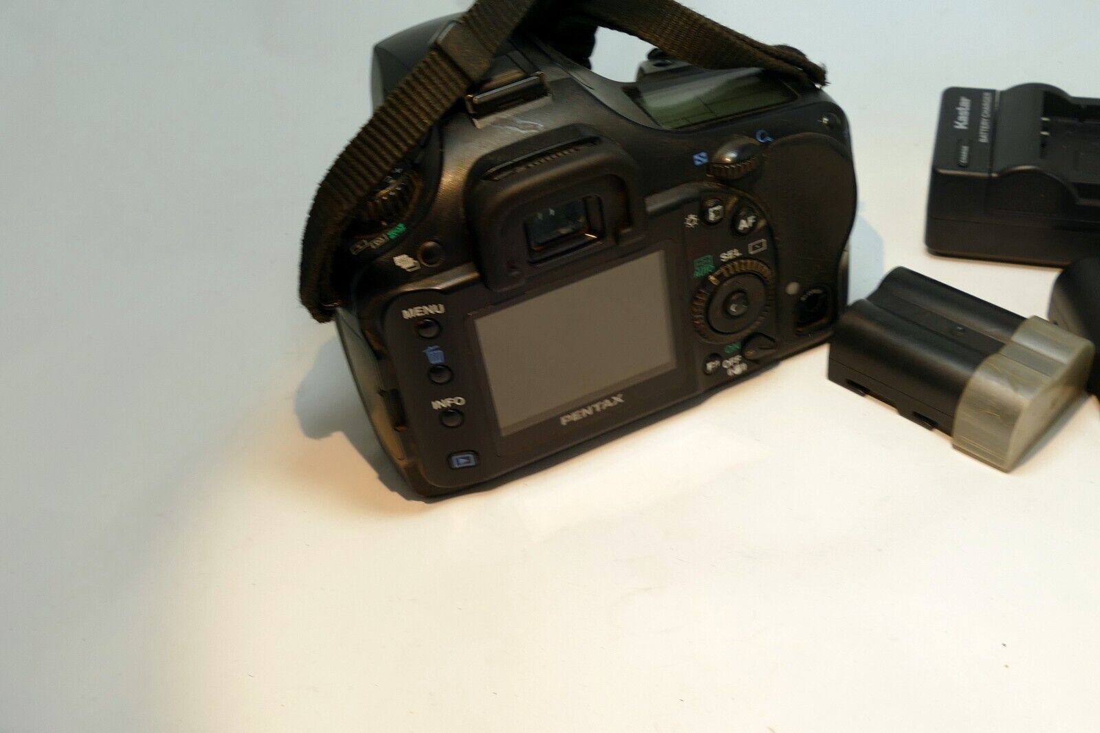 PENTAX Pentax K K10D 10MP Digital SLR Camera Body Only w/ charger battery