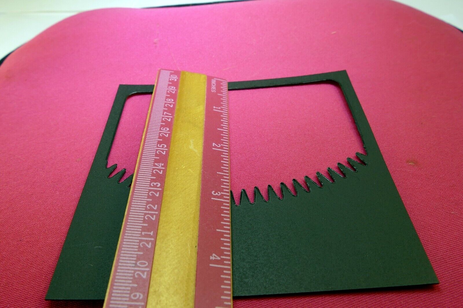 Lindahl 4.5" Bottom Frame Perforated Edge Arc Low key Portrait Vignette Mask