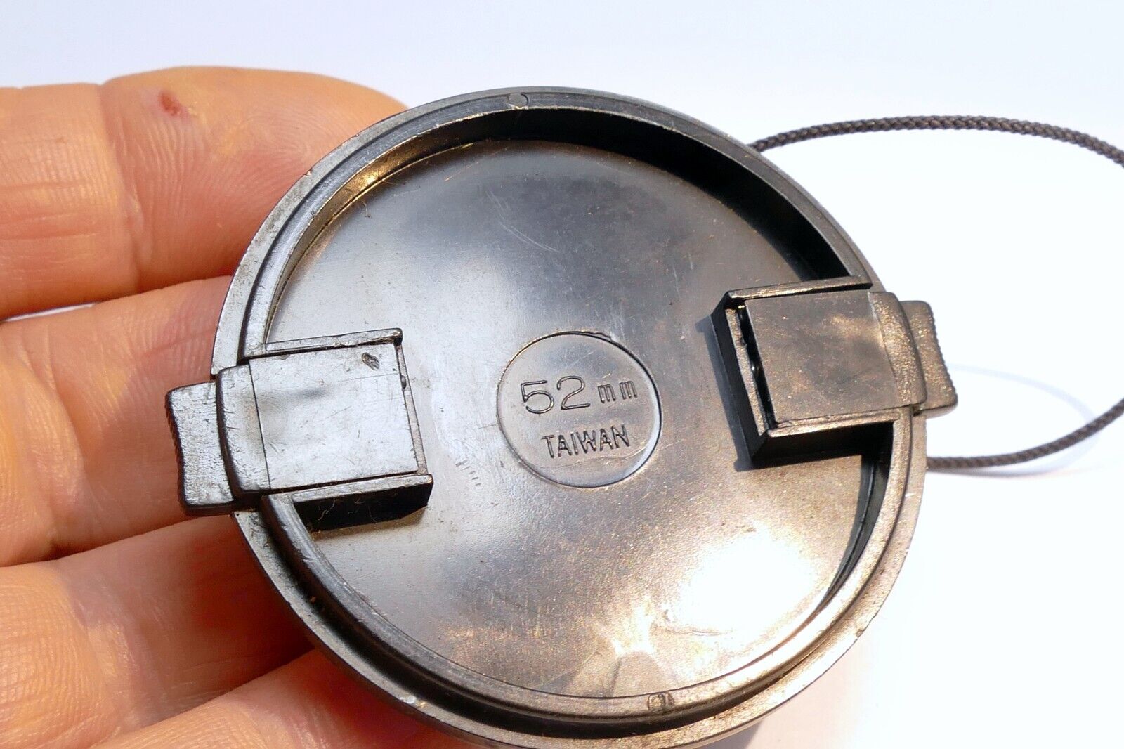 52mm snap on type Front Lens Cap with keeper string for 18-55mm zoom lens