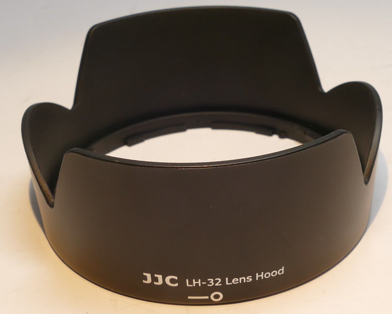 Replace HB-32 Plastic lens hood Shade for Nikon 18-140mm f3.5-5.6 AF-S lens kit