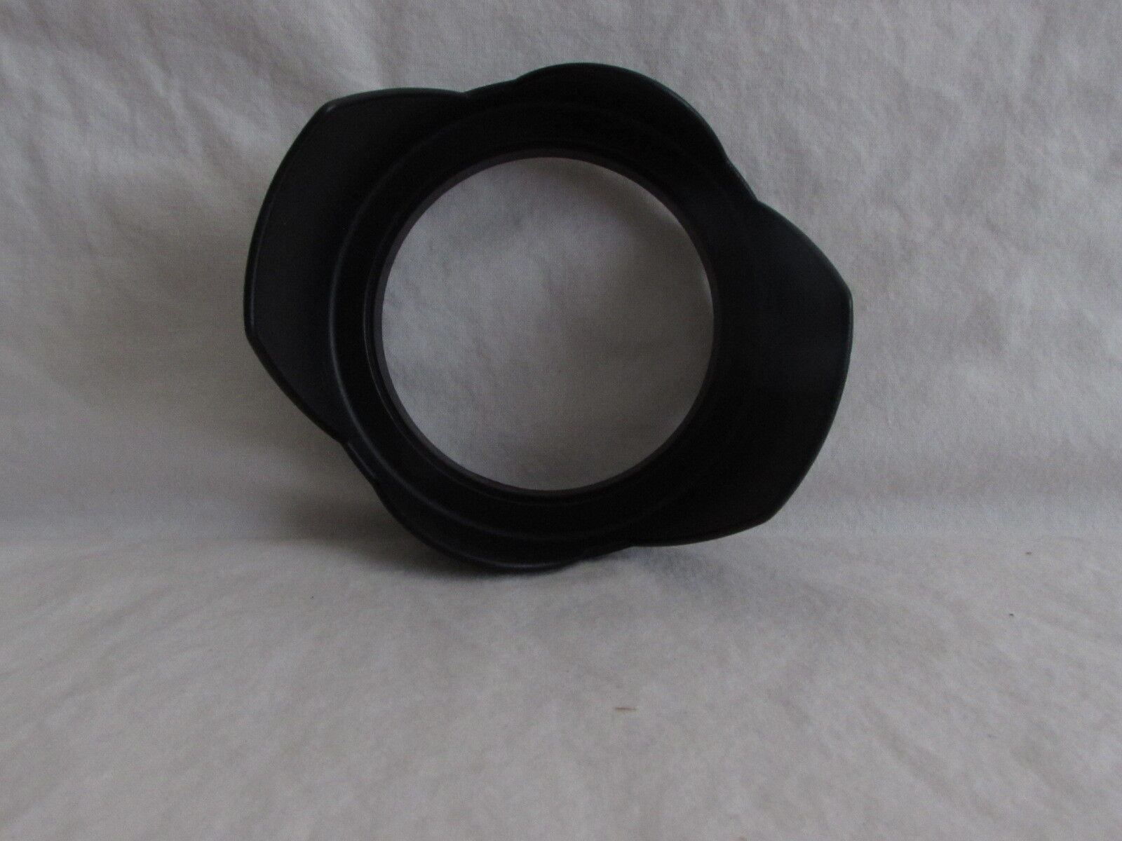 Used Lens Hood: H10830 77mm Bower screw in 18-200mm