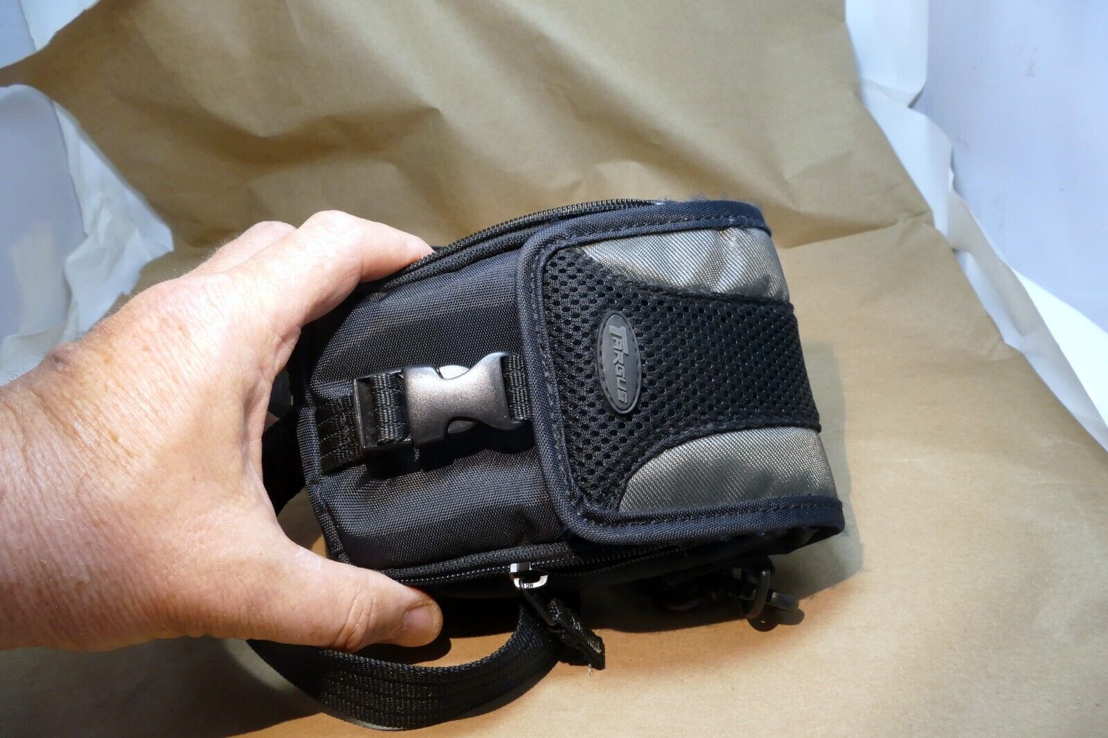 Targus digital camera messenger bag case with shoulder strap  black-gray
