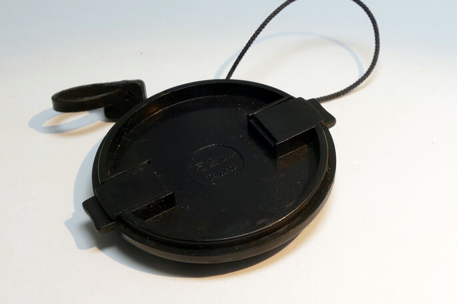52mm snap on type Front Lens Cap with keeper string for 18-55mm zoom lens