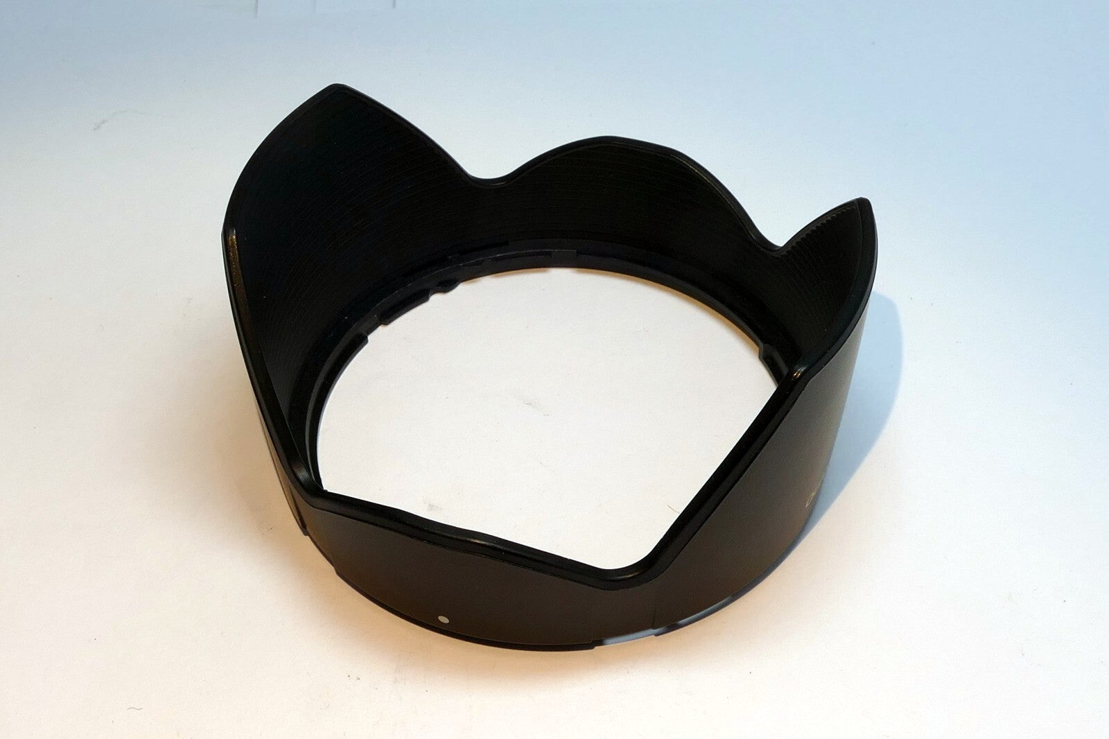 Quantaray Lens Hood Shade for 28-200mm f/3.8-5.6 18-200mm (62mm rim)