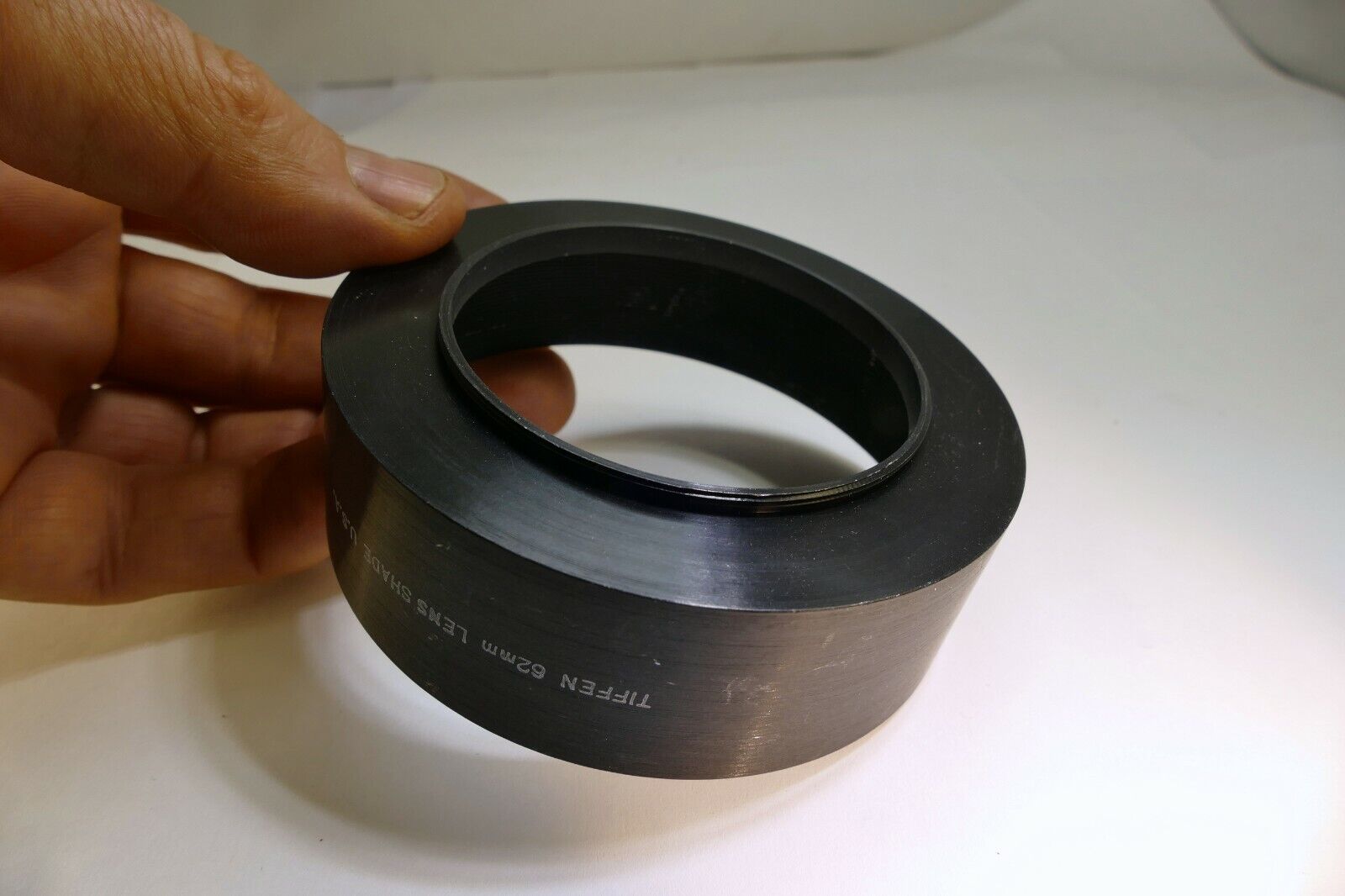 Tiffen 62  lens hood metal threaded screw in type
