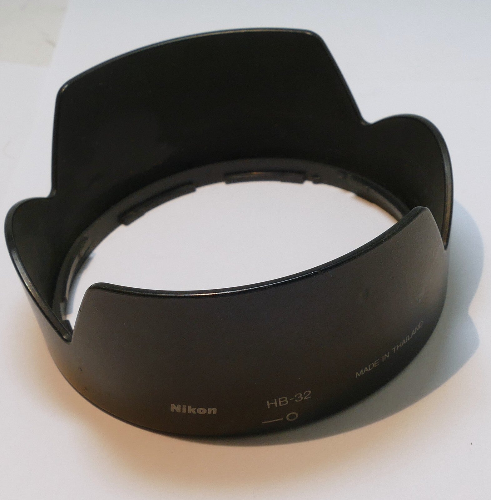 Nikon HB-32 Bayonet Lens Hood AF-S NIKKOR 18-135mm 18-140mm  ED - OEM Genuine
