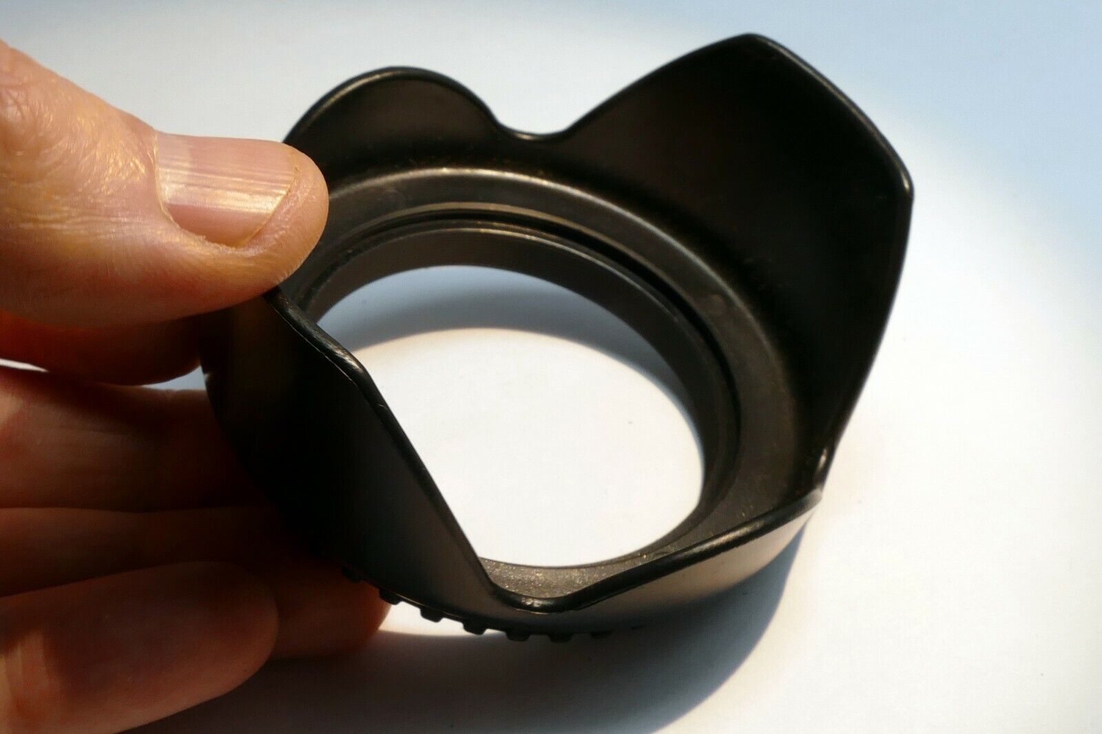 Plastic Petal shaped 58mm Lens hood Shade screw in type for 18-55mm IS