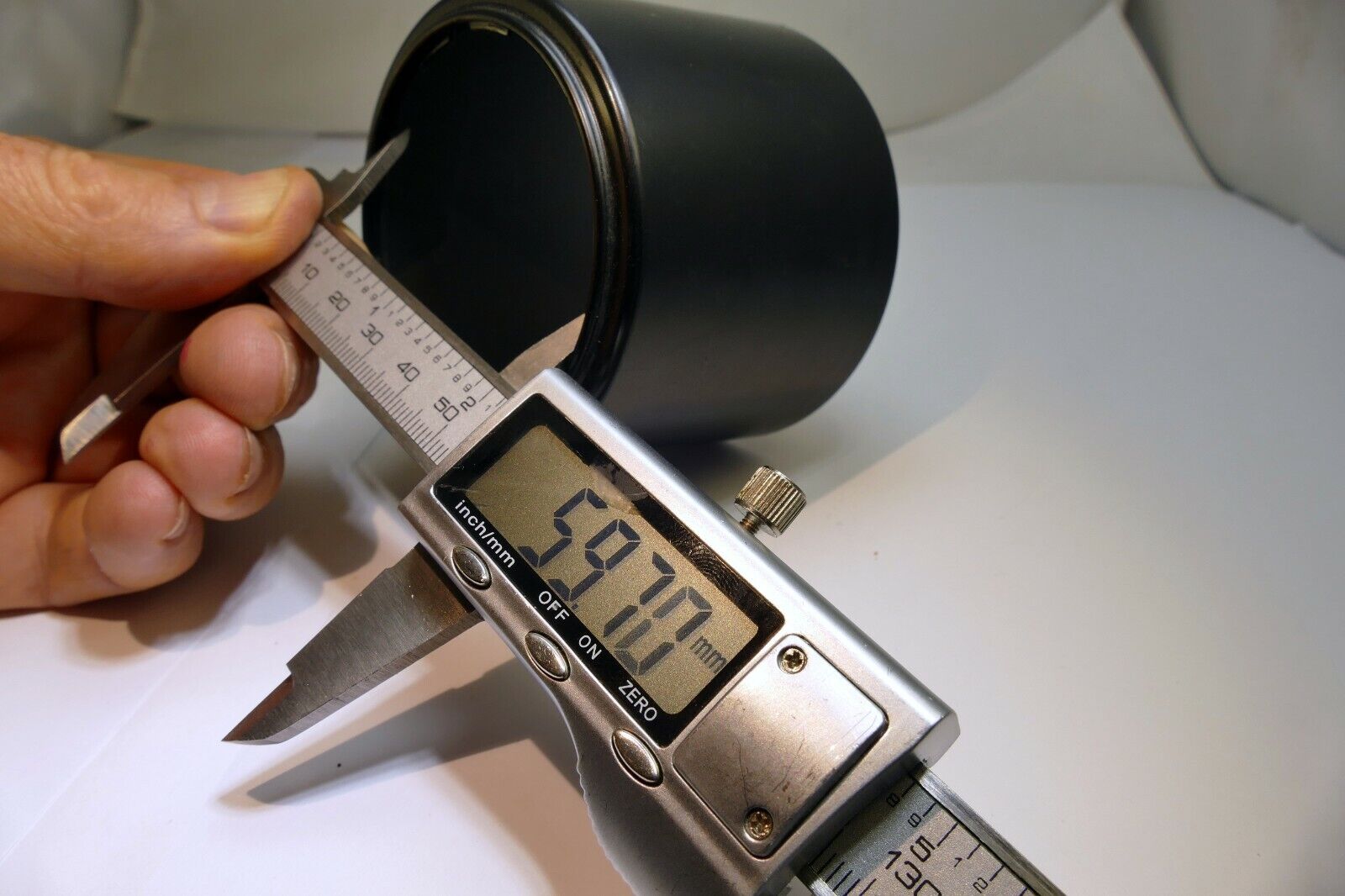 60mm Lens Hood Shade twist on type plastic