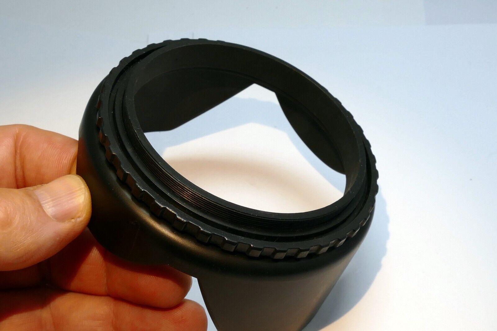 77mm  Lens hood shade plastic petal shaped  threaded screw in