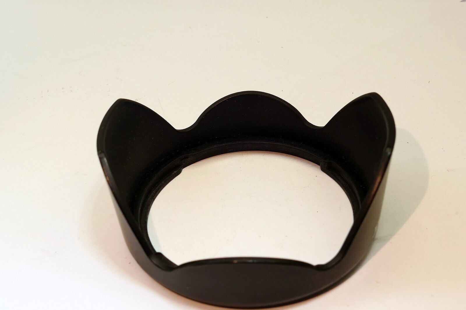 JJC LS-52 Lens Hood Shade  (twist on type)