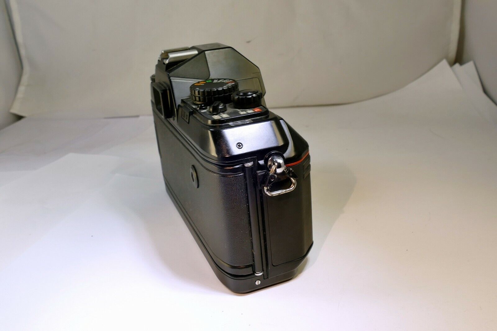 Nikon N2000 Manual Focus camera body (for parts does not work AS IS )