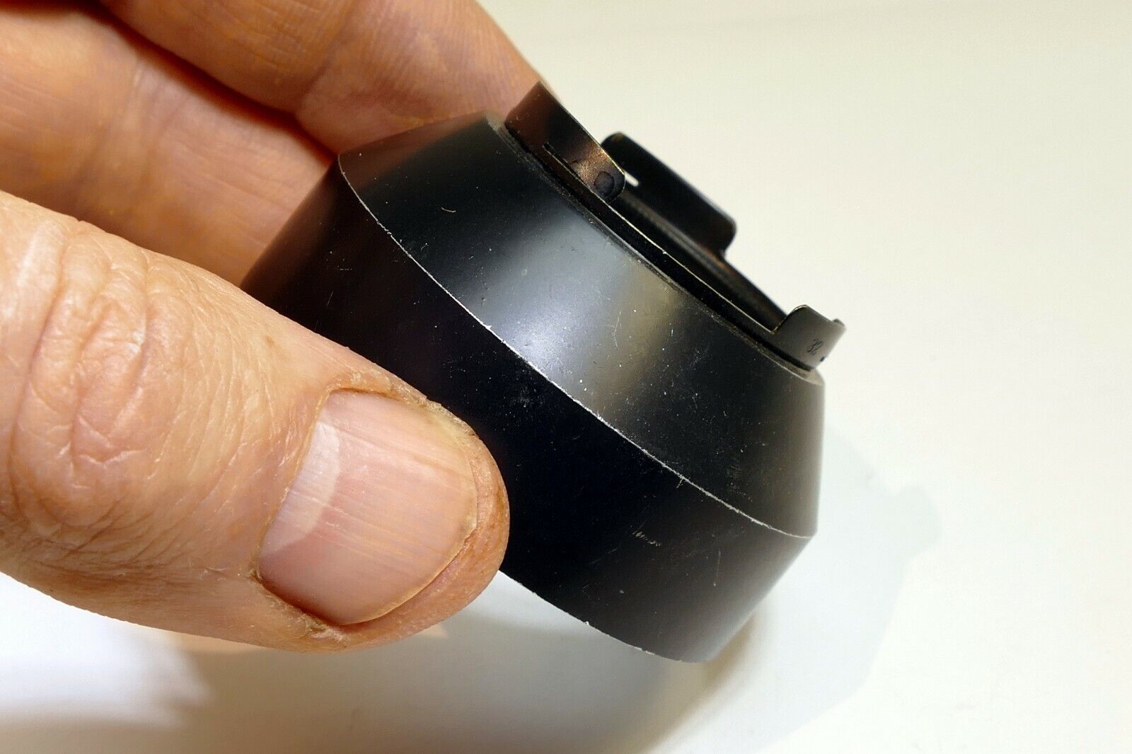 32-33mm series 5 V Metal Lens Hood Shade twist on type Black
