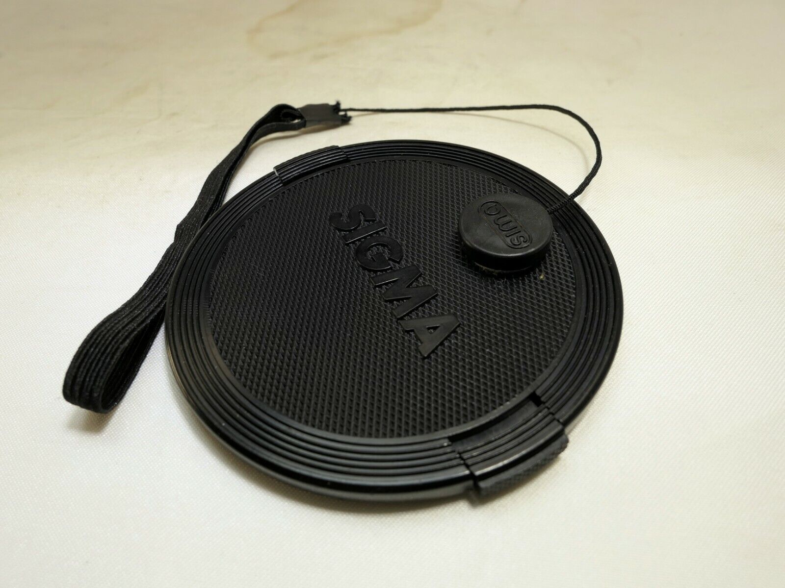 Sigma  72mm Lens Front Cap snap on with keeper string type for APO