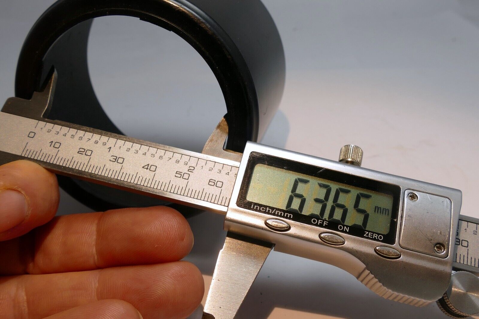 64mm Twist on type  Lens Hood Shade