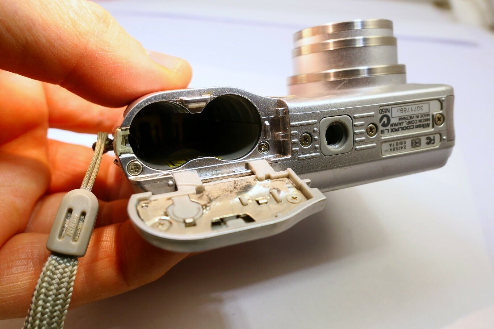 Nikon COOLPIX L3 5MP Digital Camera Silver - AS IS parts or repair does not work