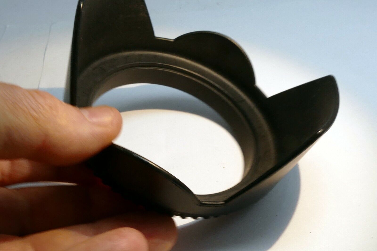 77mm Lens hood Shade screw in type for sturdy for 18-200mm