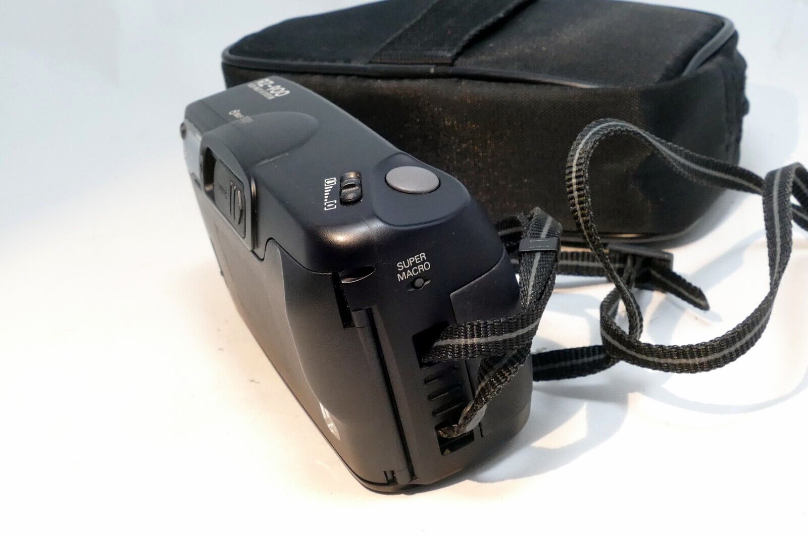 Ricoh RZ-900 Camera 38-90mm AF lens with Super Macro (damaged battery door)