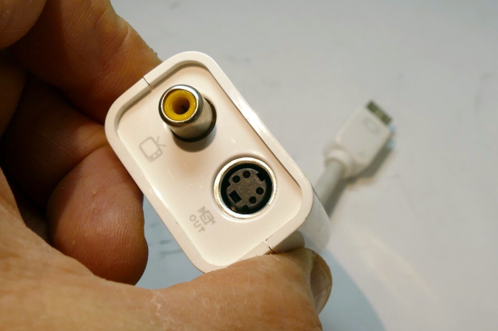 Apple Mini-DVI to Video Adapter / Mini-DVI to S-Video/Composite Adapter splitter