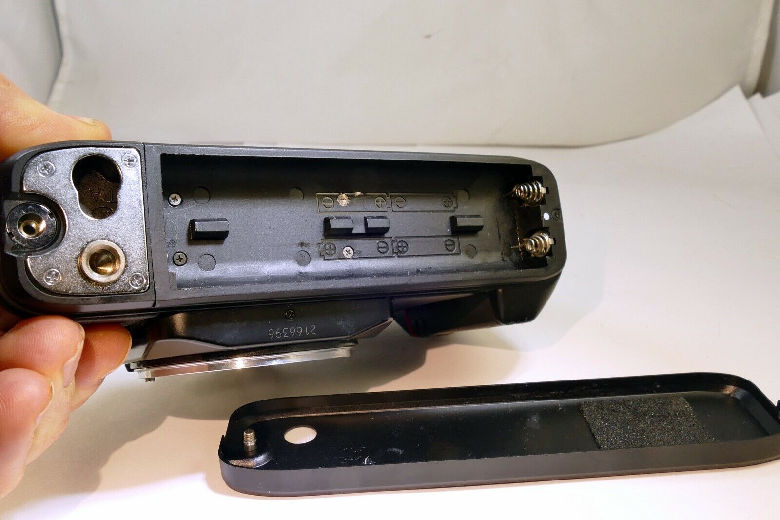 Nikon N2000 Manual Focus camera body (for parts does not work AS IS )
