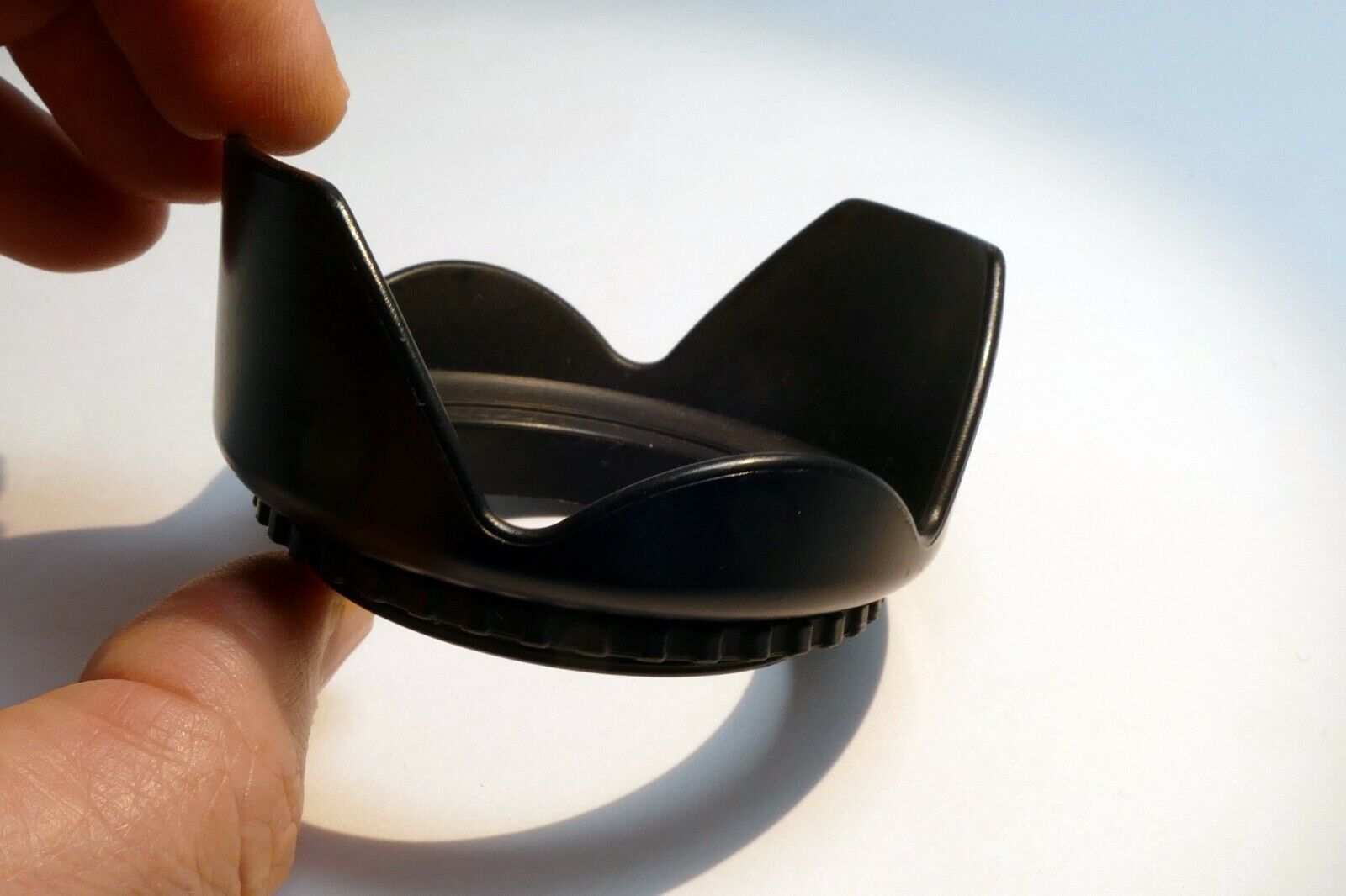 52mm Plastic Petal shaped Lens hood Shade for  18-55mm lens Screw in type