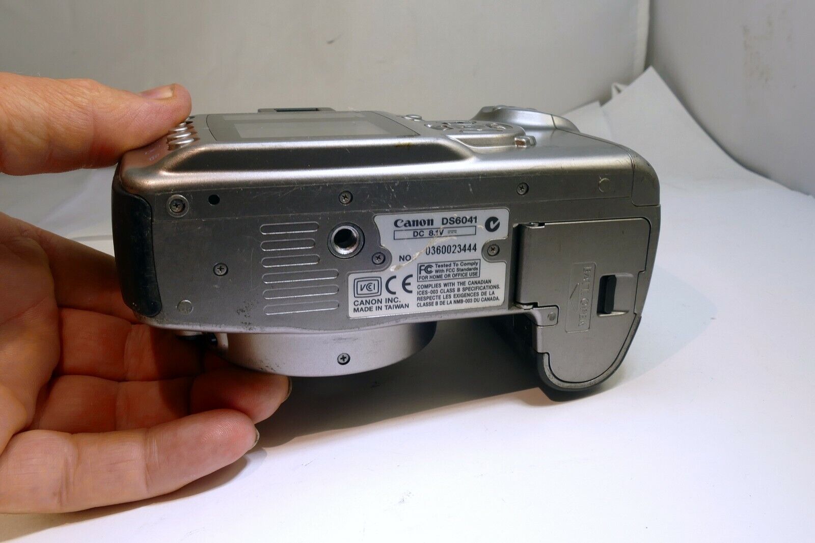 Canon EOS 300D 6MP Digital REBEL SLR Camera - Silver (Body Only) - AS IS - NO AF