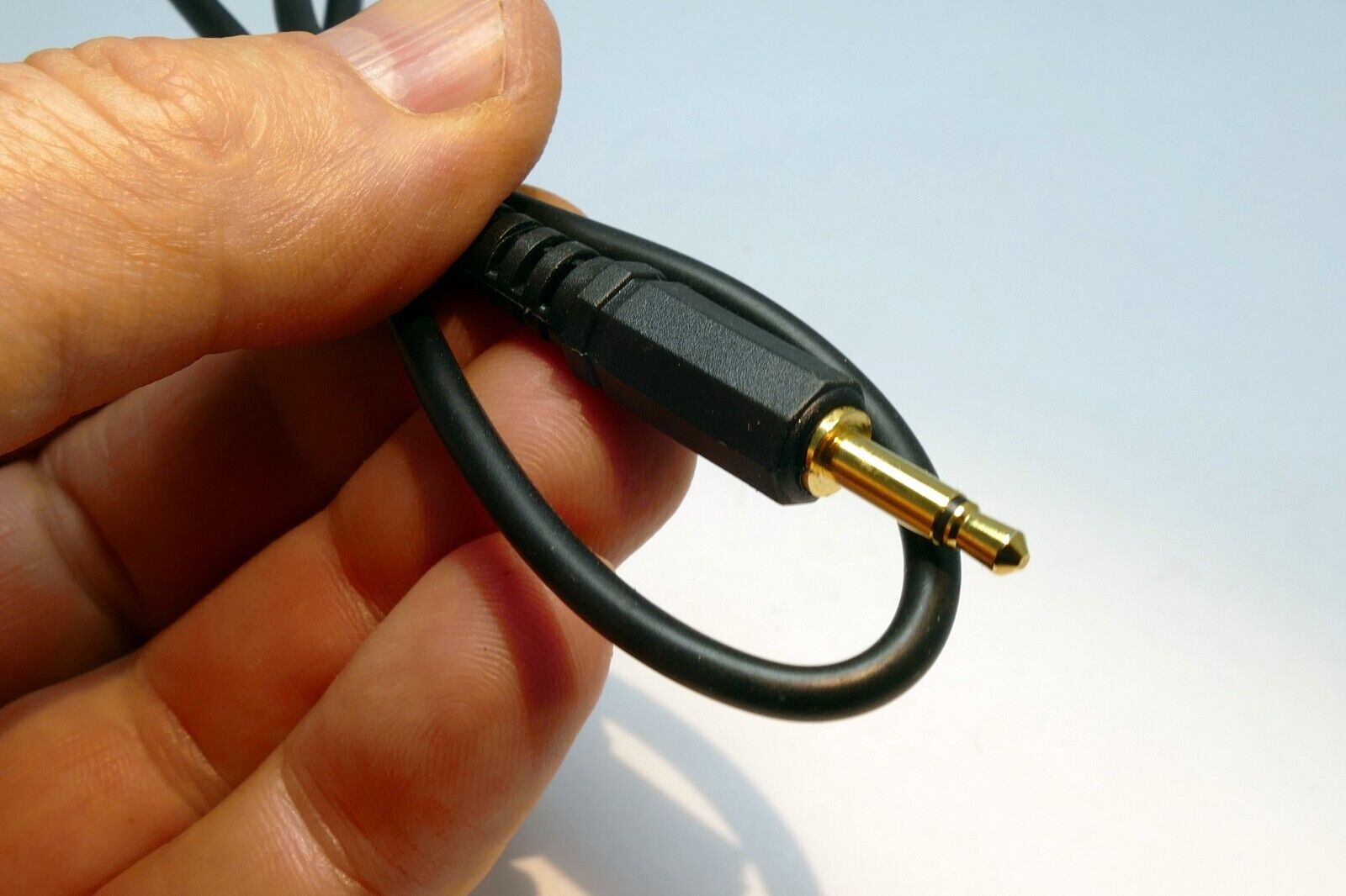 MONO Male to Male 3.5mm to 3.5mm Audio Cable 1 foot long 90 degree extension