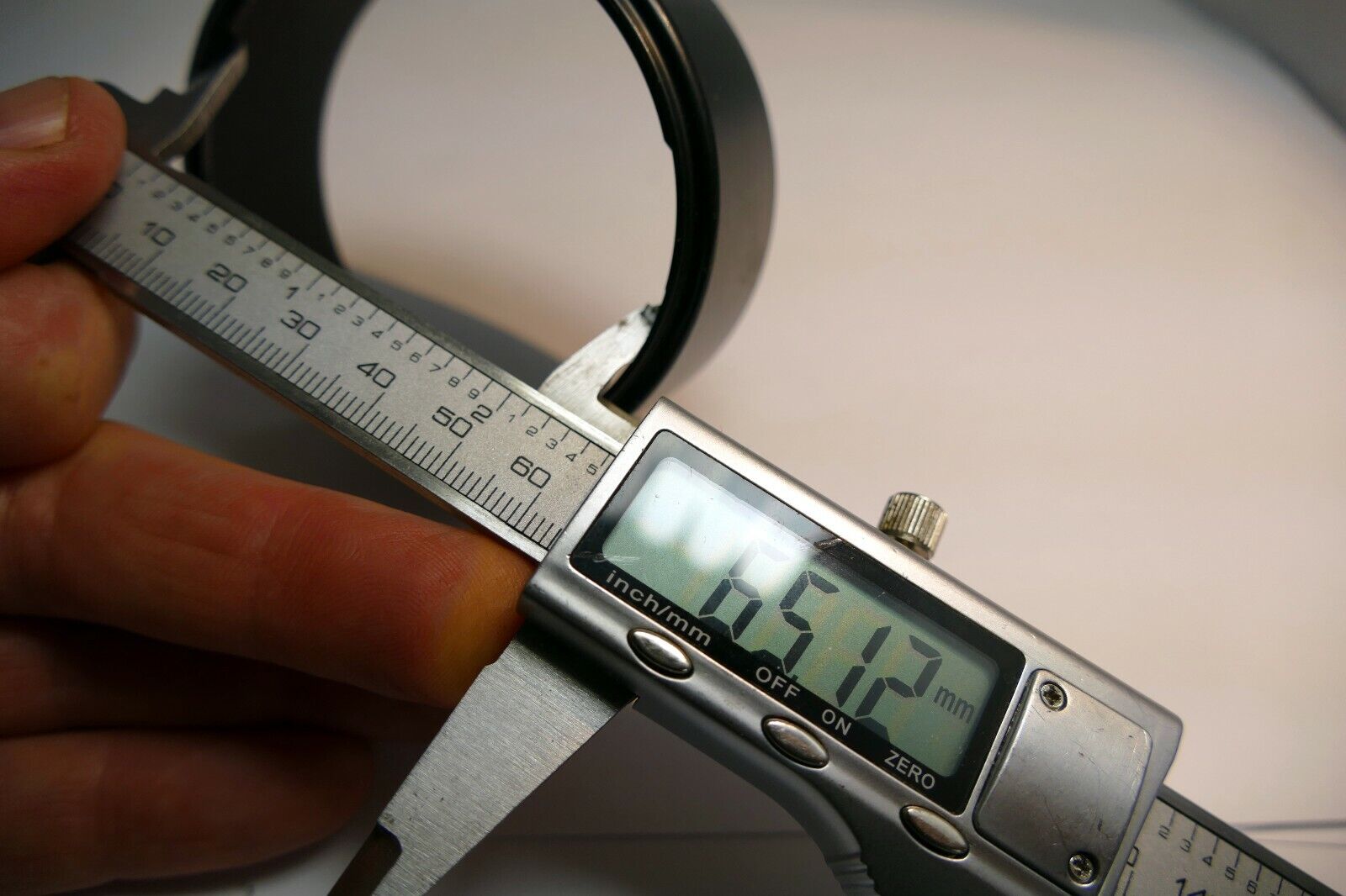 65mm ID plastic Lens Hood unknown brand  twist on type for telephoto