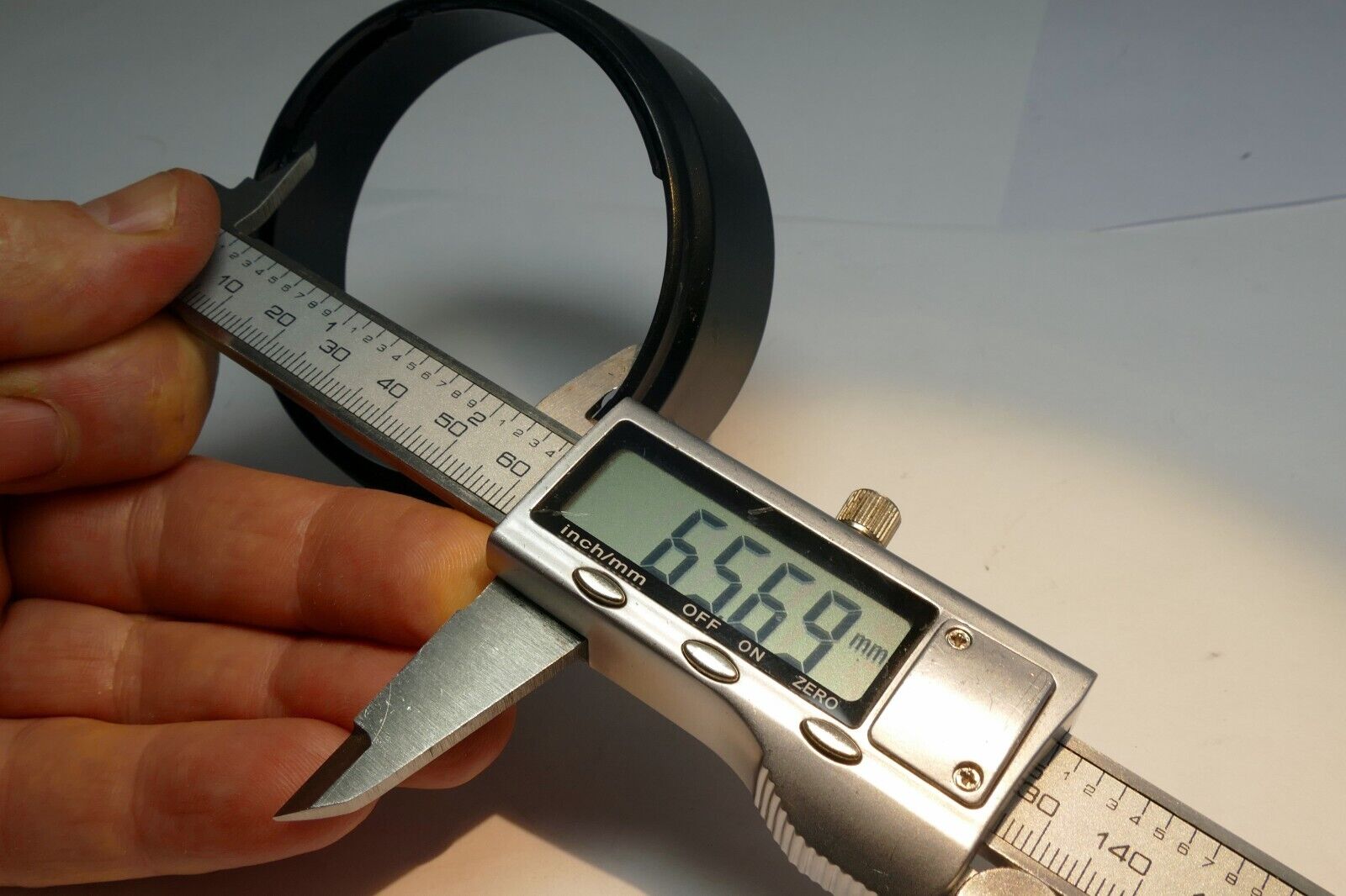 62mm Plastic  Lens Hood Shade twist on type 65mm ID