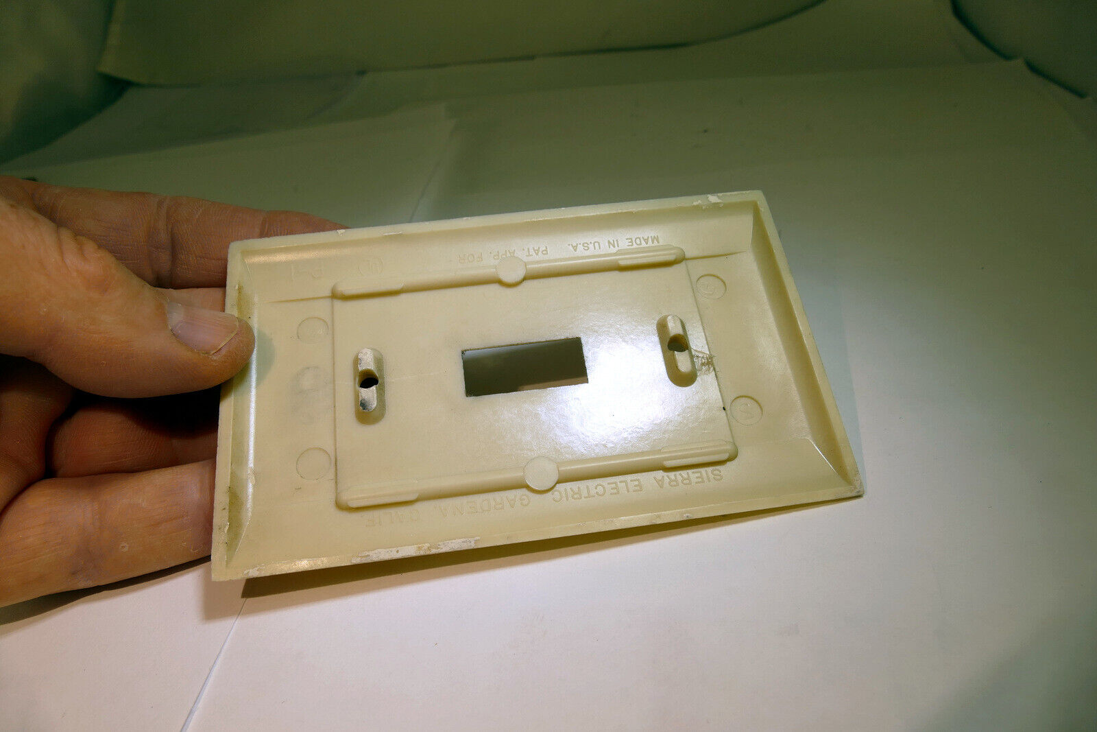 1-Port Switch Plastic Wall Plate - Ivory single toggle