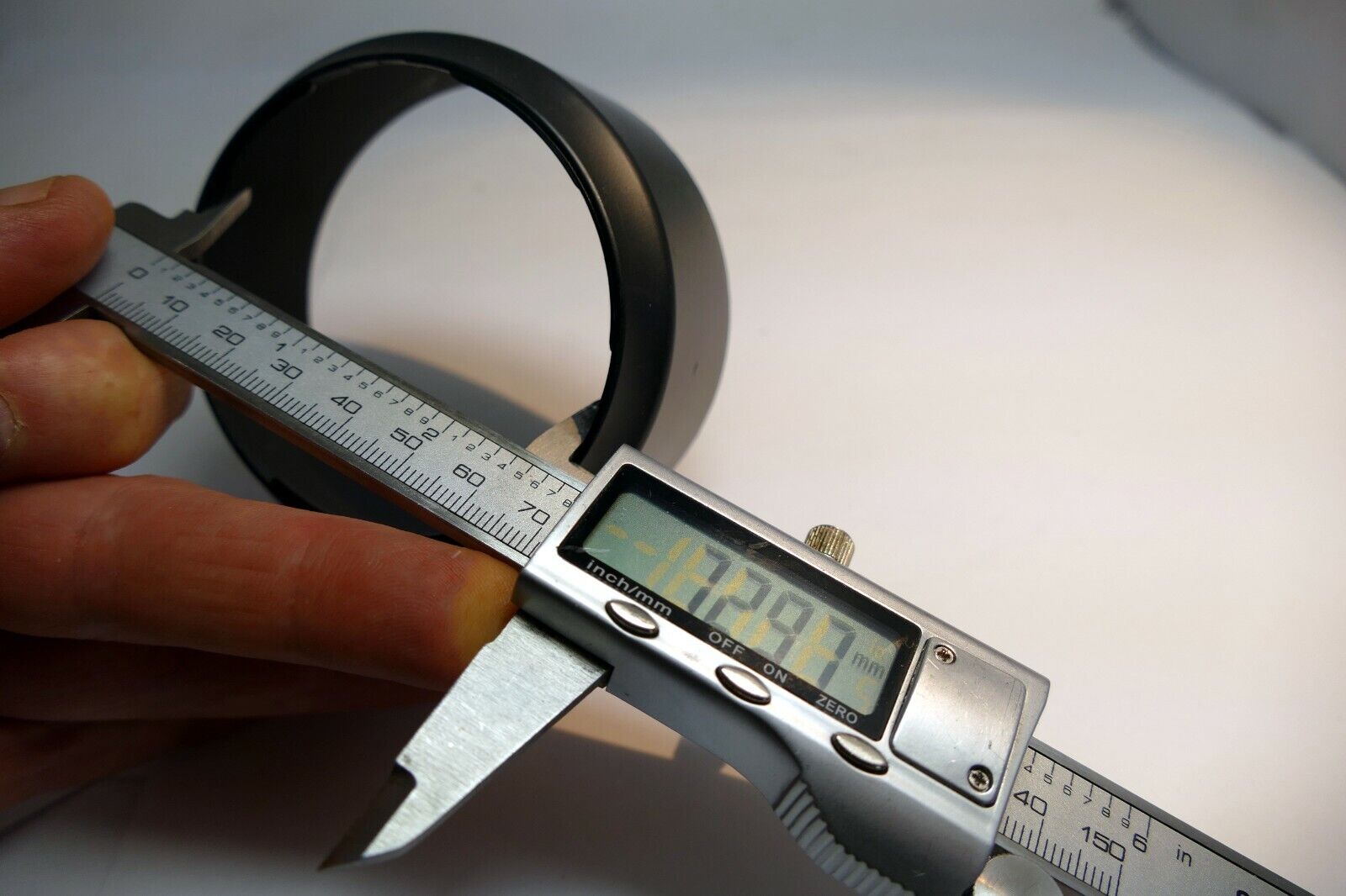 72.5mm ID plastic Lens Hood unknown brand  twist on type for 300mm