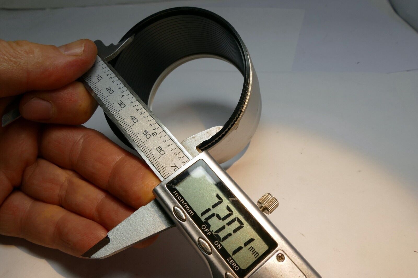 63mm to 72mm  Plastic Lens Hood Shade adapter