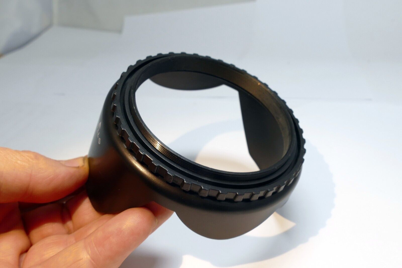 77mm Lens Hood Shade Threaded screw in  plastic tulip petal shape