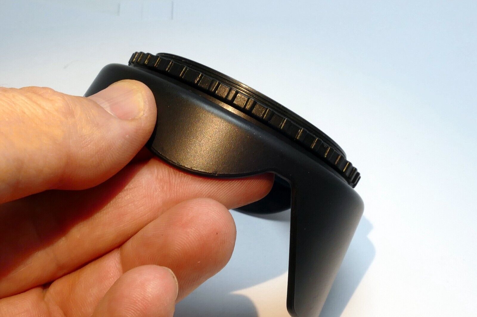 62mm  Lens hood shade plastic Tulip petal shaped  threaded screw in