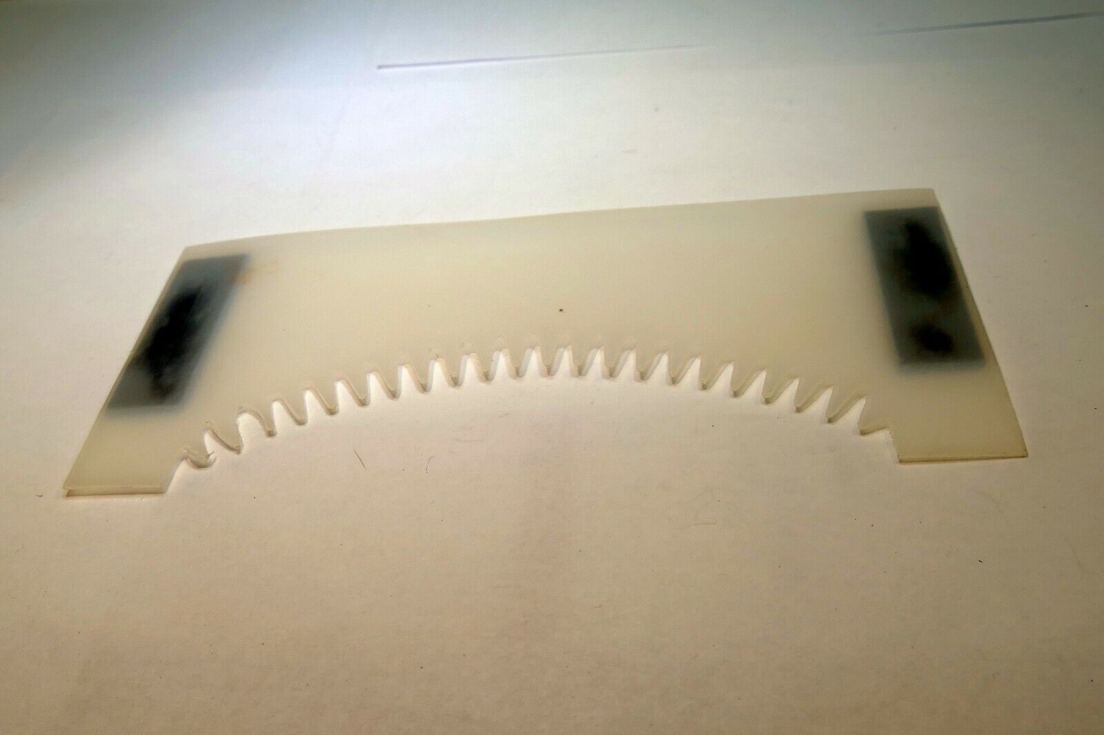 Lindahl Vignette White Mask 2.5X5" Serrated Bottom Arc magnetic frame