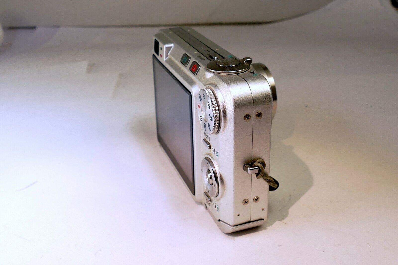 Casio EXILIM ZOOM EX-Z750 7.2MP Digital Camera - Broken LCD screen AS IS parts