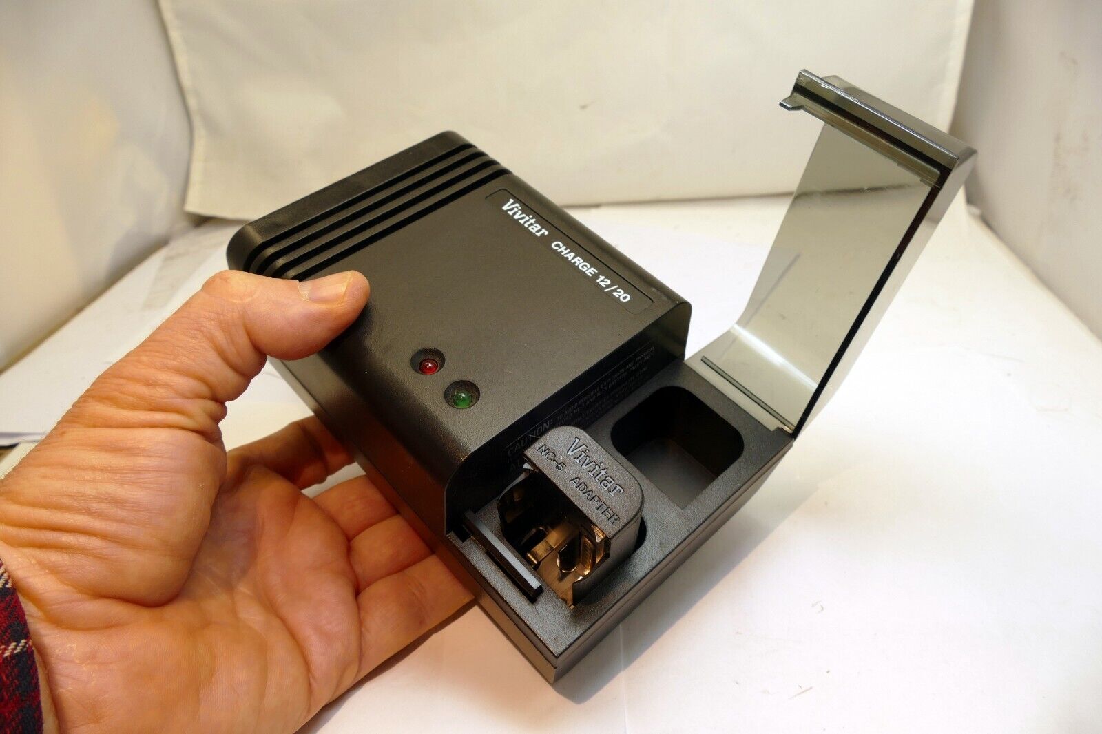VIVITAR CHARGE 12 / 20 FLASH BATTERY CHARGER WITH NC-5 ADAPTER